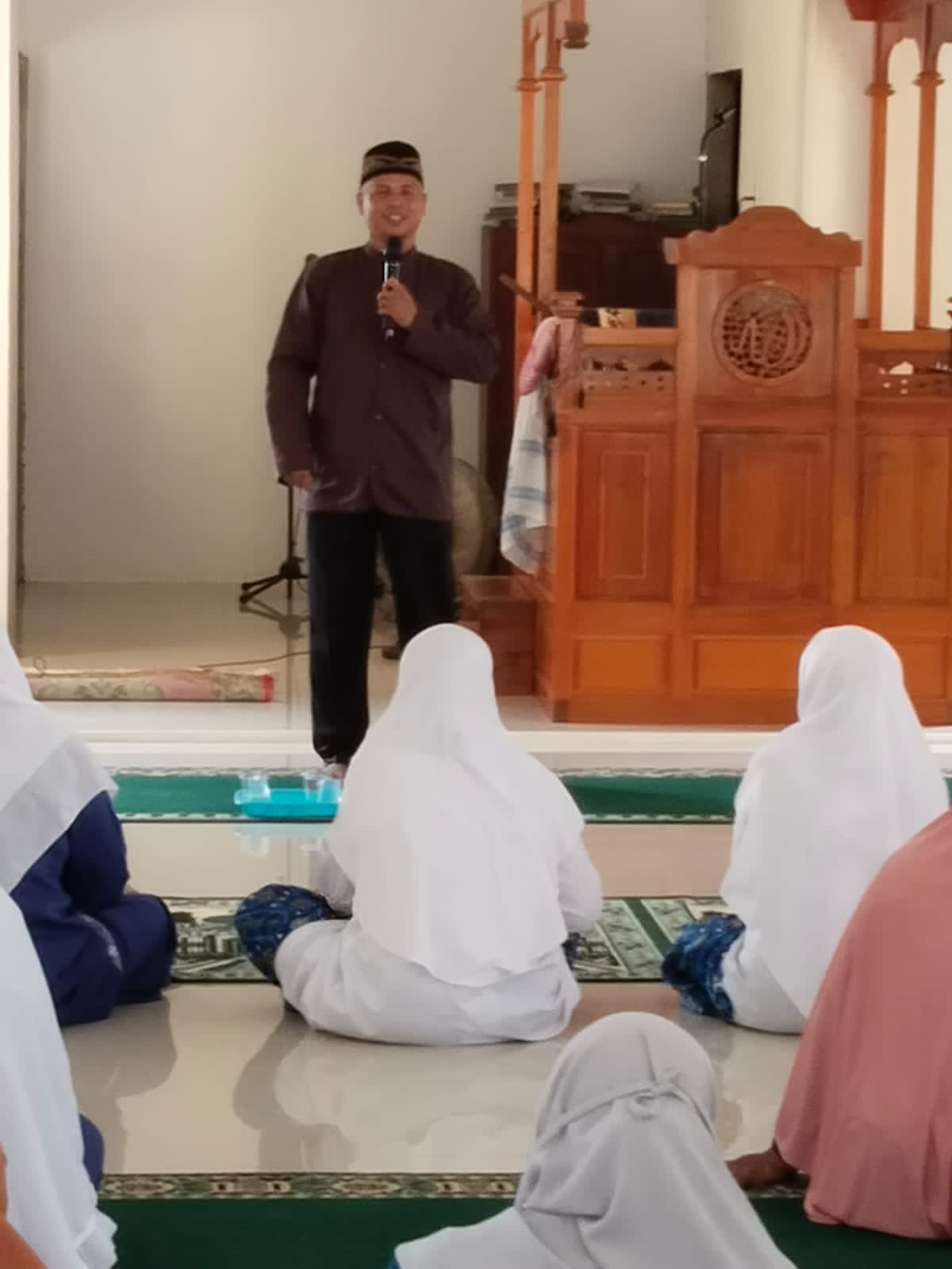 Jaga Semangat Ibadah, Staff KUA Bunguran Utara Isi Tausiyah BKMT di Kelarik Utara